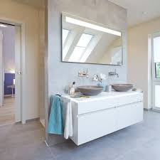 Badezimmer Mit Vorwand Fur Waschtisch Und Ruckwand Fur Die Dusche Fliesen Rechteckig An Der Wand Und Am Boden Zu Badezimmer Badezimmer T Wand Badezimmerideen