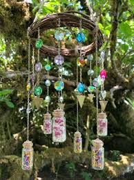 bohemian mobile sun catcher the details made with crystal rainbow prisms in so many diffe artesania de vidrio de colores flores secas manualidades de jardin