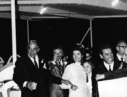 We would like to show you a description here but the site won't allow us. Jackie Kennedy Die Schonsten Fotos Von Dem Tag Als Sie Jackie O Wurde Vogue Germany