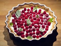 300 g faina, 200 g unt moale, 2 oua, 125 g zahar, 0,5 l lapte, 3 oua, 2 linguri cu varf de faina, 150 g zahar, 2 fiole esenta de vanilie, ananas, portocale, kiwi, struguri, fructe pentru decor: Reteta Tarta Cu Fructe Si Crema De Vanilie Alege Sa Fii Sanatos