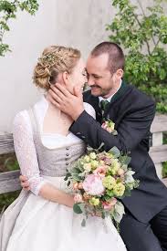 Hochzeit In Tracht Im Standesamt Geretsried Bei Starnberg Bettina Josef Dirndl Hochzeit Hochzeitsfoto Tracht Hochzeit