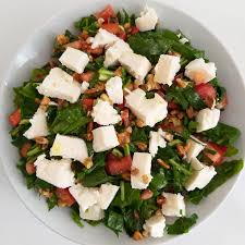 PEYNİRLİ CEVİZLİ ROKA SALATASI