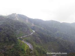 Untuk melihat kecantikan keseluruhan genting highland ini , anda disarankan untuk menaiki kereta kabel yang menghubungkan tanah rendah ke puncak genting highland. Naik Genting Highland Guna Cable Car Baru