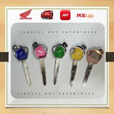 Akupun menggunakan keahlianku sebagai mahasiswa jurusan teknik untuk membuka kunci pintu kamar adikku. Kunci Honda Motor Honda Key Shopee Malaysia