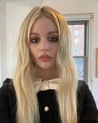 Leann Douglas's Instagram, Twitter & Facebook