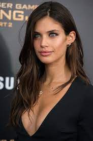 La editora de vogue paris, emmanuelle alt, describió a sampaio como una joven de. Sara Sampaio