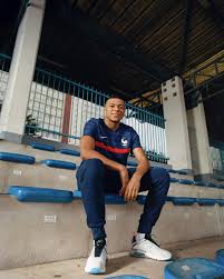 Nouveau maillot uefa euro 2021, modèle adulte. Nike Devoile Les Nouveaux Maillots De L Equipe De France De Football Uefa Euro 2020 Organise En 2021 Sportbuzzbusiness Fr