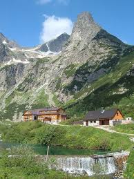 Eslovaquia es uno de esos países europeos que todavía son grandes desconocidos para la mayor parte sin embargo, en eslovaquia hay también muchos lugares interesantes y ciudades realmente. Google Mountain Huts Bratislava Slovakia Slovakia