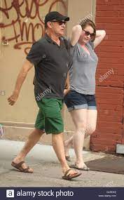 Actor, chet hanks (son of tom hanks), joins the boys to unveil the truth about the tom hanks x qanon conspiracy, how being. Schauspieler Tom Hanks Gesehen Unterwegs Mit Seinem Sohn Chet Und Tochter Elizabeth Hanks New York City Usa 27 07 12 Stockfotografie Alamy
