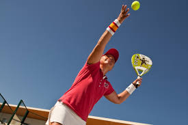 Nasceu na década de 1970, depois de uma viagem do espanhol alfonso de hohenlohe ao méxico, em 1974, onde o seu amigo enrique corcuera havia criado uma derivação do ténis que o entusiasmou muito. Jogar Padel Em Lisboa Onde