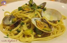 Quando si è a corto di tempo, un buon piatto di pasta è la soluzione ideale… non resta che scegliere il condimento! Spaghetti Alle Vongole Zucchine E Zafferano