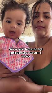 Menina Que Fica Experimentando Açaí