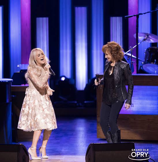 Carrie Underwood Joins Reba For Surprise Performance Of "Does He Love You"
