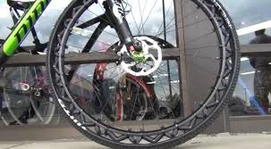 Comme son nom l'indique, la chambre à air d'un vélo sert à stocker l'air dans les pneus pour assurer l'équilibre du cycle. Fini Les Crevaisons Avec Cette Roue De Velo Sans Chambre A Air Blog Deco Design