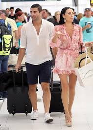 Anthony Minichiello Plants A Kiss On Model Erin Holland S Cheek Celebrity Style Inspiration Celebrity Fashion Trends Celebrity Style