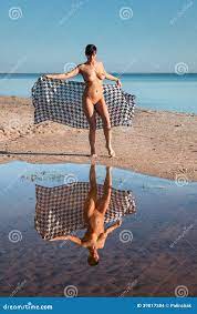 Mujer desnuda en una playa foto de archivo. Imagen de arena 