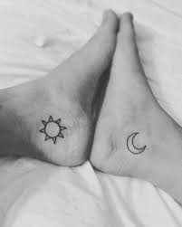 Son opuestos muy poderosos y dependiendo de dónde al igual que con todos los tatuajes, los tatuajes del sol y la luna se pueden usar para la belleza del arte corporal. Tatuaje Sol Y Luna Tatuaje Sol Y Luna Tatuajes Que Hacen Juego Tatuajes De Parejas Significativos