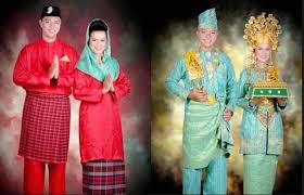 Membahas pakaian tradisional, pakaian cina telah mengalami perubahan selama ribuan tahun sejarahnya. Pakaian Adat Riau Serta Keunikan Sejarah Dan Gambarnya