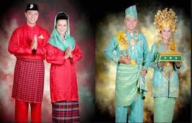 Pakaian melayu adalah pakaian tradisional di beberapa negara seperti malaysia, singapura, dan indonesia. Pakaian Adat Riau Serta Keunikan Sejarah Dan Gambarnya