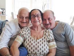 Rishi kapoor and anupam kher in the twitter video. Anupam Kher Anupam Kher S Mother Brother Sister In Law Test Positive For Coronavirus The Economic Times