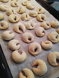 La sfoglia è posta sopra la chitarra e pressata con il matterello in modo che i fili della chitarra taglino la sfoglia in maccheroni conferendo alla pasta il tipico profilo quadrato e una. I Cillarchijene I Celli Borghi D Abruzzo La Cucina Facebook