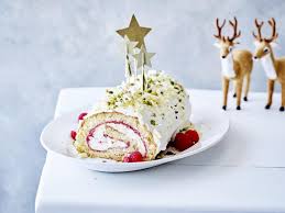 Recept Kerststronk Met Aardbei En Framboos Recept Kerststronk Cupcake Cake Dessert Ideeen