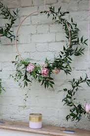 Hula Hoop Hoop Reworked Into A Reasonably Wreath Of Flowers Diy Concepts Flowers Ideas Pretty Transformed En 2020 Decoration Mariage Deco Mariage Idee Deco Mariage
