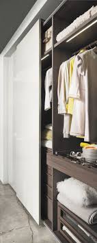 Armoire De Chambre Contemporaine En Bois Laque A Porte Coulissante Sur Mesure Lema Home Chambre Contemporaine Armoire Chambre Armoire Coulissante