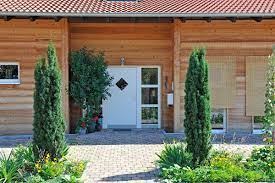 Hauseingang Aussen Ebenerdig Ohne Stufe Mit Holz Fassade Haustur Weiss Mit Seitenteil Architektur Detail Haus Ideen Einfami Modernes Holzhaus Holzhaus Haus