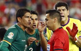 El español jesús gil manzano, apoyado por sus compatriotas diego barbero, ángel nevado y ricardo de burgos en el. Copa America 2016 Bolivia Pedira Una Sancion Para El Arbitro Que Pito El Penalti Ante Chile Marca Com