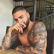 Maluma always wanted to get a tattoo since he was very young and he got his first tattoo maluma on his left leg when he was 14. Maluma Un Purito Al Ano No Hace Dano Mens Haircuts Short Haircuts For Men Latino Men