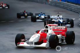 david coulthard mclaren mp4 11b con il casco di riserva di michael schumacher casco foto david