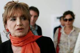 Piera degli esposti non si dà pace perché le sue piante di orchidee hanno perso gli ultimi fiori. Y9mndx1i7q2eym