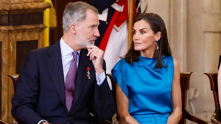 Los últimos movimientos del rey Juan Carlos que ponen en jaque a Felipe y  Letizia: su herencia, una comida en Zarzuela y sus memorias