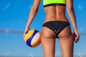 ビーチで水着姿のバレーボールボールと美少女のお尻のクローズアップの写真素材・画像素材 Image 158341514