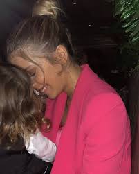 Mickael herdou o apelido artístico carreira do nome artístico do pai tony carreira. A Sorrir Laura Figueiredo Apaga Imagem Com Mickael Carreira Apos Chuva De Criticas