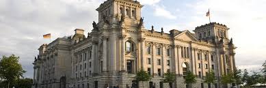 Architektur architekture berlin bau bauen gebäude hausbau bundesregierung bundestag gross großartig großbuchstabe haupt kapital kapitell kanzler kanzlerin stadt demokratie europa bekannt. Projekt Berlin Spart Energie