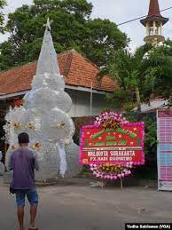Yang kita butuhkan adalah sebuah benang untuk kemudian kita masukkan satu persatu kancing tersebut. Cara Membuat Pohon Natal Dari Ale Ale Bekas Yang Unik 12 Cemara Bohongan Dari Benda Di Sekitar Untuk Dekorasi Natal Nggak Perlu Beli Yang Mahal Alat Dan Bahan Ini Menjadi