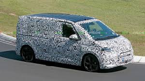 Das große panoramadach und die beiden schiebetüren rechts und links. Volkswagen T7 Transporter Multivan Phev Snapped Testing On The Nurburgring