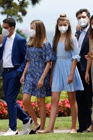 La princesa leonor ha acudido junto a sus padres, los reyes felipe vi y letizia, y su hermana, la infanta sofía, a celebrar el día de santiago apóstol, acudiendo a la catedral para hacer la. Los Looks De La Reina Letizia La Princesa Leonor Y La Infanta Sofia En La Primera Cita De Los Premios Princesa De Girona Telva Com