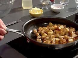 Rissoler Des Pommes De Terre Est Une Technique Simple Du Quotidien Mais Qui Demande Un Peu De Savoir Fa Pomme De Terre Pommes Rissolees Pomme De Terre Rissolee