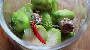 Air rebusan digunakan untuk mengisar buah kedondong dan tapis dalam jug. Jeruk Kedondong Asam Boi Azie Kitchen