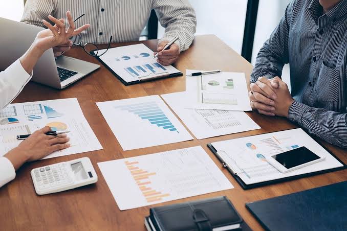 Equipo de ThreeSixty Agency en reunión de estrategia, analizando métricas y definiendo KPIs para el cliente.