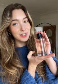 Packed with hydrating Red Algae and Glycerin, this multitasking body mist  is part of our brand new Limited-Edition Fragrance Box.