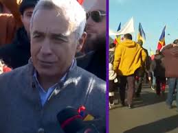 Circa 2000 de oameni au ieșit în stradă, la București, la îndemnul lui  Călin Georgescu. Echipa Digi 24, agresată de susținătorii fostului candidat  la prezidențiale