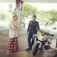 Ini akan mencetuskan tempoh menunggu sebelum bekalan petrol baharu tersedia. Stesen Minyak Petron Puchong Indah Gas Station