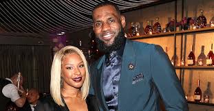 Aug 01, 2018 · lebron james and savannah brinson met as students at rival ohio high schools — james was a senior and basketball team star, while brinson was a junior, who played softball and cheered. Lebron James Wife Shares Cute Pic Of Daughter Zhuri With Braids In Pink T Shirt Ripped Jeans