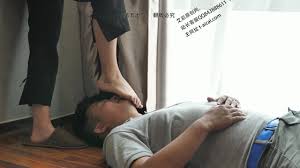 Feet massaging face - ThisVid.com