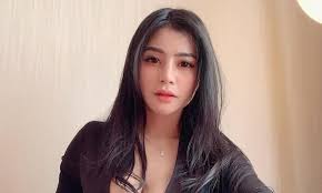 Tisya erni mengaku kedekatannya dengan sule berawal dari pesan atau direct messages (dm) di tisya erni juga menyebut sule memperlakukannya mirip saat dengan mendekati nathalie holscher. Pa5otsn4rrz33m