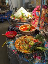 Panaskan minyak di dalam kuali dan masukkan kulit kayu manis, cengkih dan buah pelaga serta rempah yang telah dikisar. Eat Drink Kl De Wan 1958 By Chef Wan Berbuka Puasa With Chef Wan